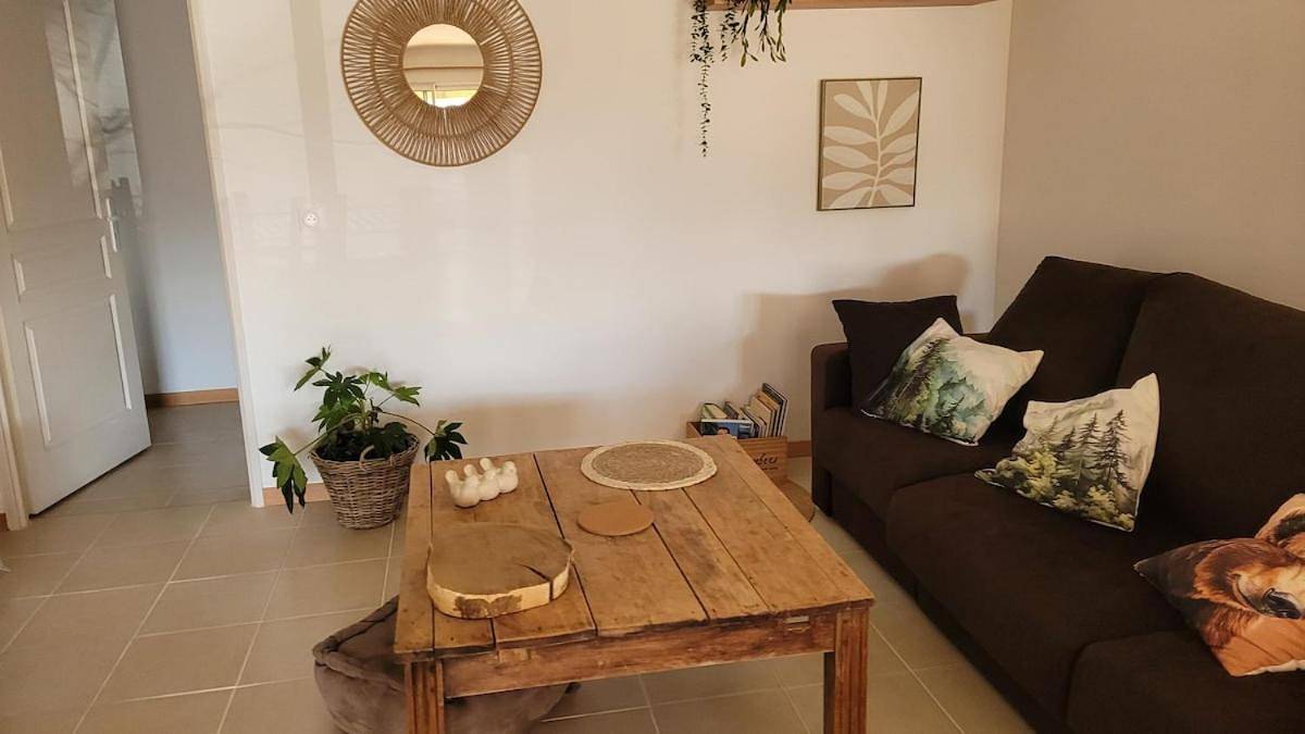 Maison familiale 6 personnes terrasse couverte et jardin privé in Huos, Haute-Garonne