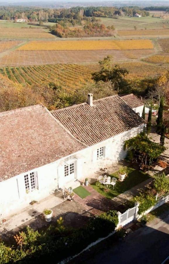 Location de vacances pour 2 personnes, avec Terrasse ainsi que Jardin et Vue à Colombier (Dordogne)