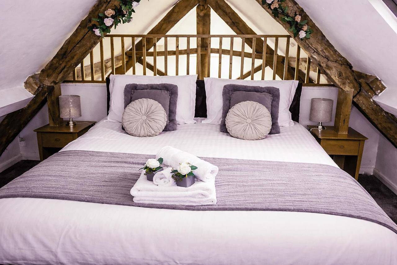 Romeo Cottage - Sleeps 4 - Open Plan Barn - Private Hot Tub & Garden in Wilmcote, Warwickshire