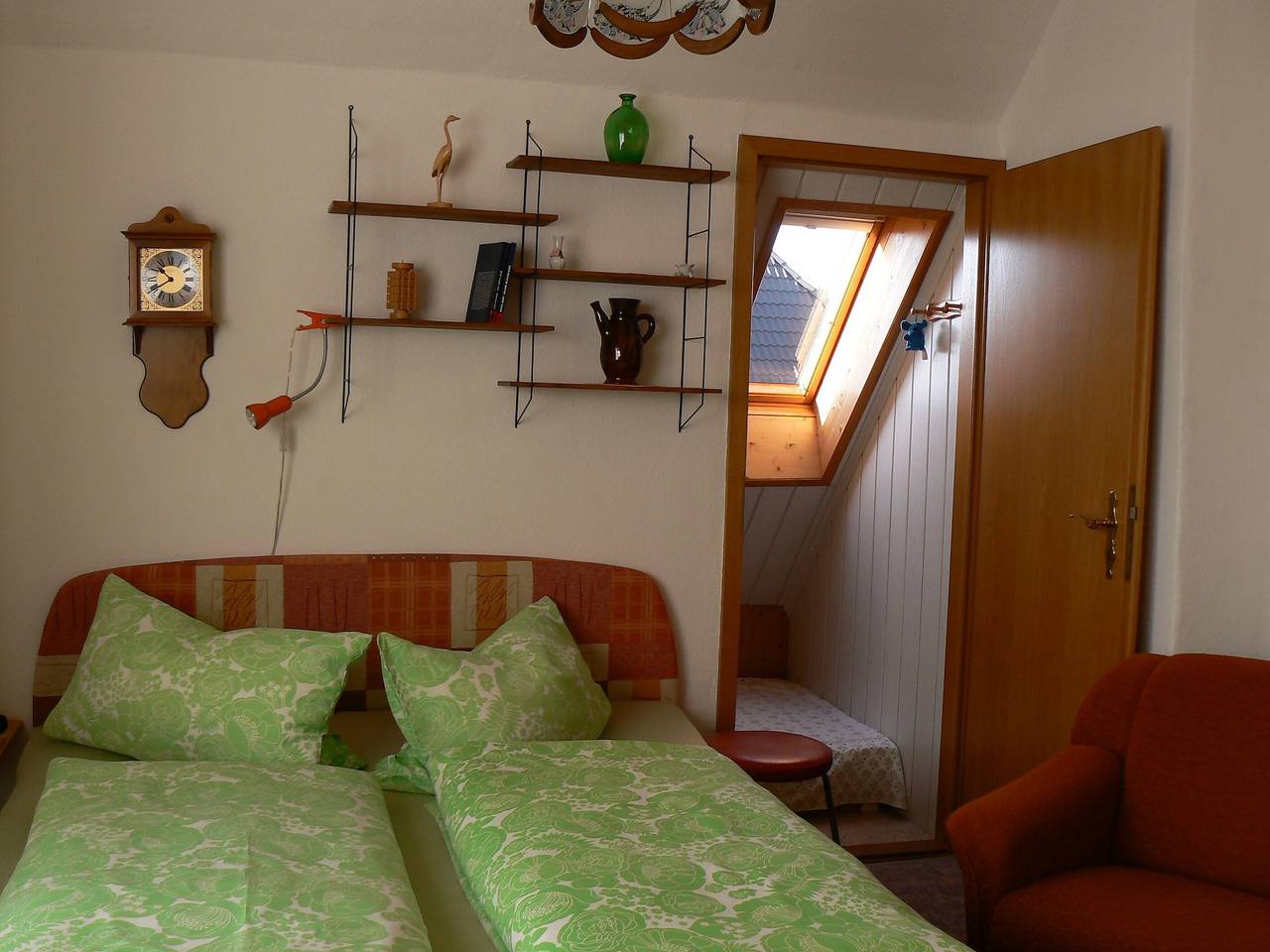 Ganze Wohnung, Ferienwohnung 'Jess Rostock' mit Gemeinschaftsterrasse, Gemeinschaftsgarten und Wi-Fi in Gehlsdorf, Rostock