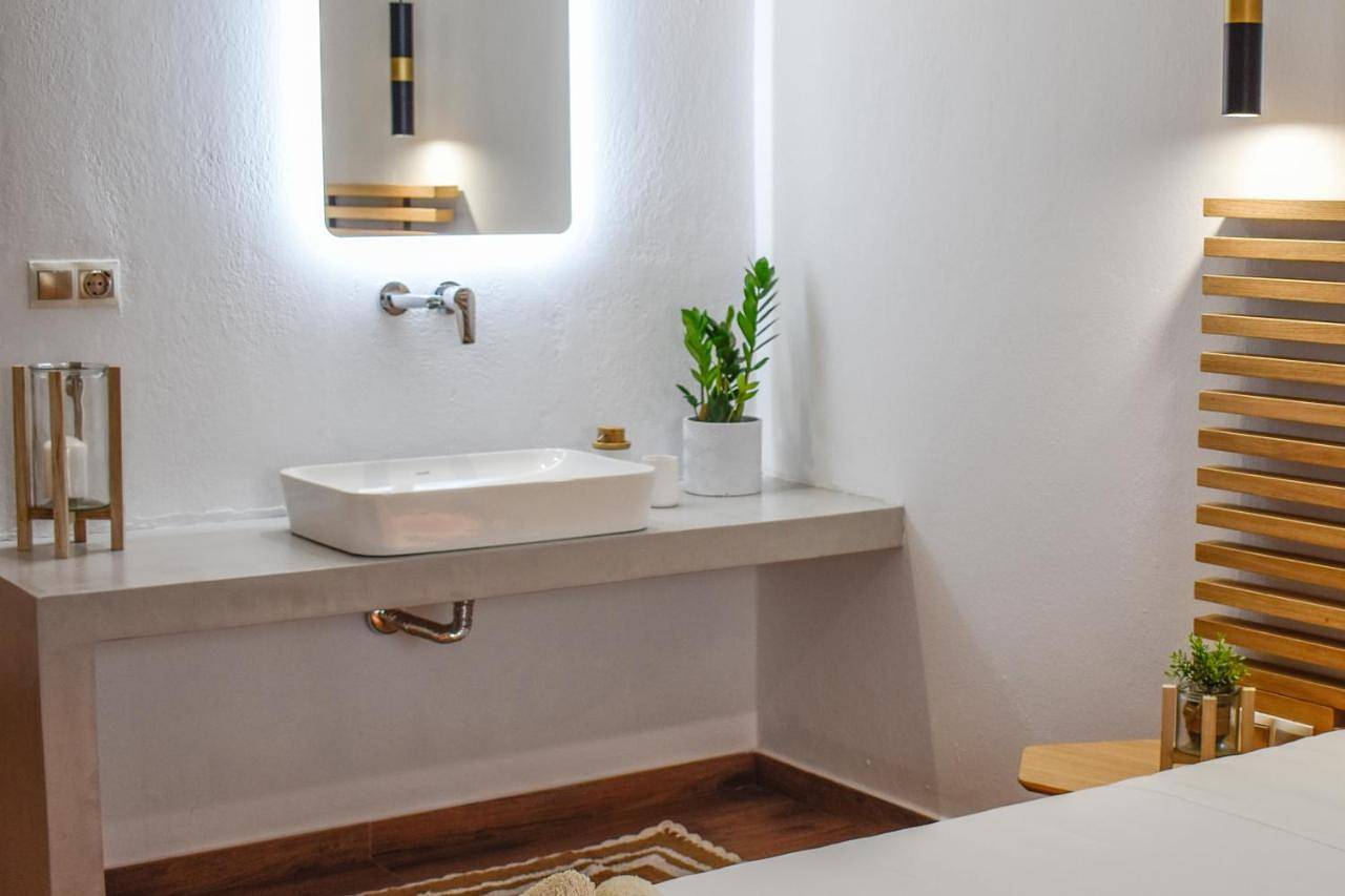 Deluxe Suite with Spa Bath in Troulos, Sporades