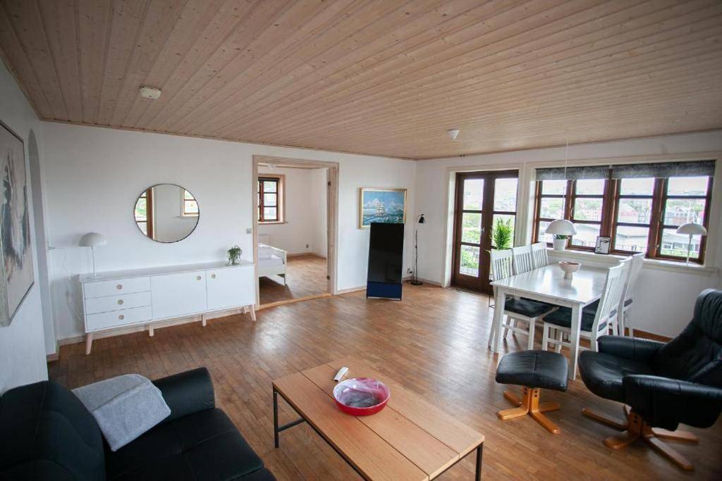 Ganze Wohnung, Spacious 2 bedroom apartment downtown with a view in Tórshavn, Färöer