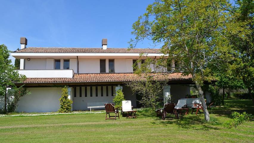 Casa vacanza per 10 persone, con giardino e piscina in Santarcangelo di Romagna