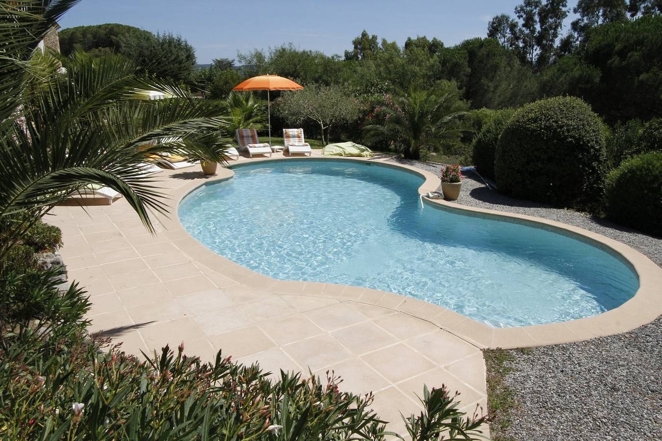 Gehele studio, Studio "1 - Le Mas Du Soleil" met gedeeld zwembad, wifi en airconditioning in Sainte-Maxime, Draguignan en omgeving