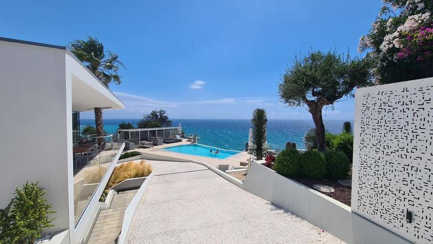 Appartamento per 4 persone, con giardino e piscina nonché sauna e panorama a Albisola Superiore