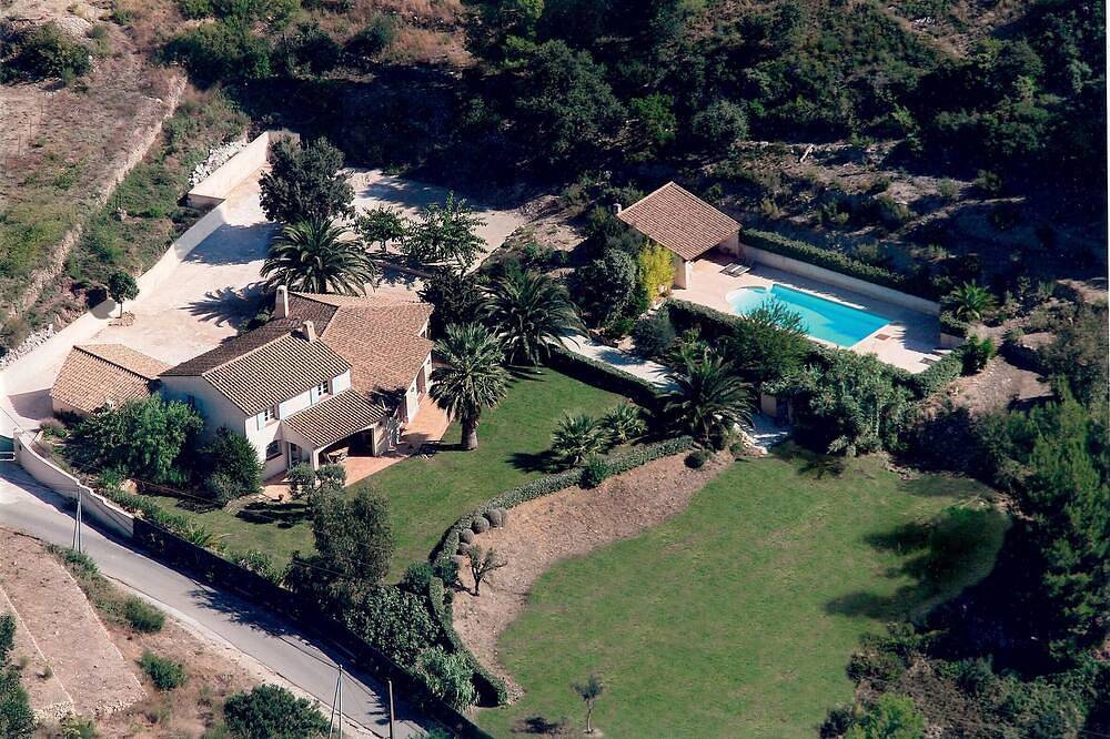 Bandol limit, 10 pers, air-conditioned bedrooms, swimming pool 11x5m, 230m2, 10min beach in La Cadière-d'Azur, Toulon region