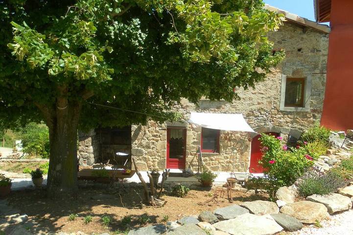 Location de vacances pour 5 personnes, avec jacuzzi et sauna ainsi que terrasse et piscine à Nozières