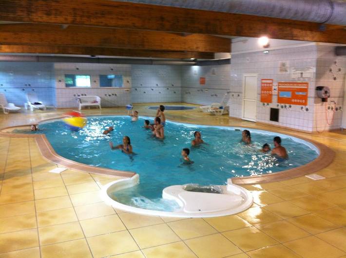 Camping pour 6 personnes, avec vue et bassin pour enfant ainsi que piscine et jardin