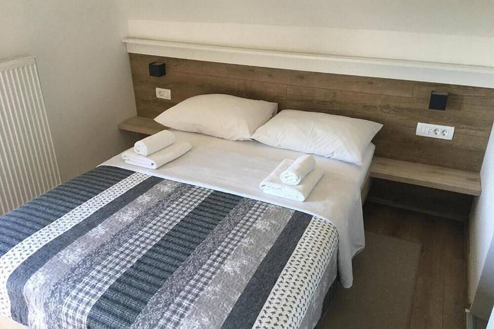 Guesthouse Family Bosnic - Double Room with Balcony - 3 in Smoljanac, Plitvicer Seen
