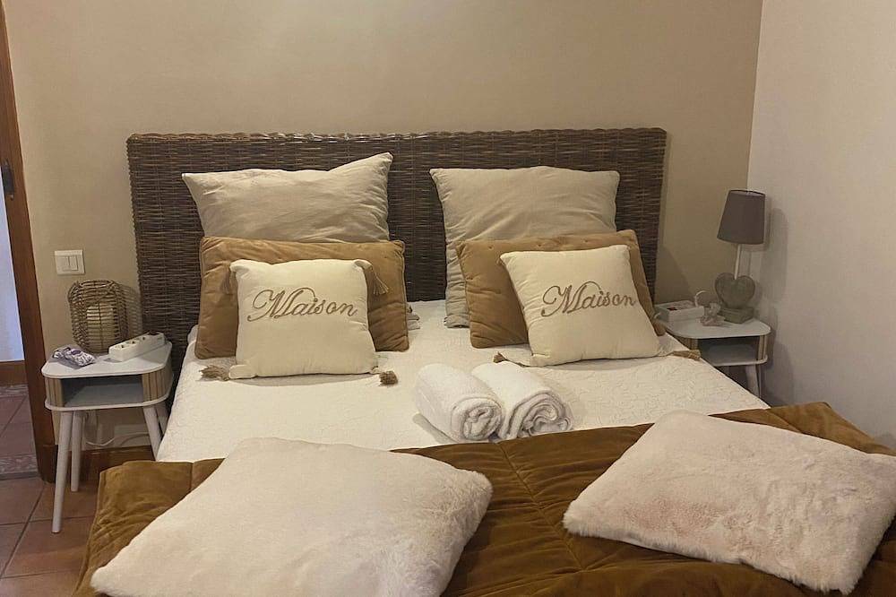 Detached house on garden level in Pont-Saint-Esprit, Region de Nimes