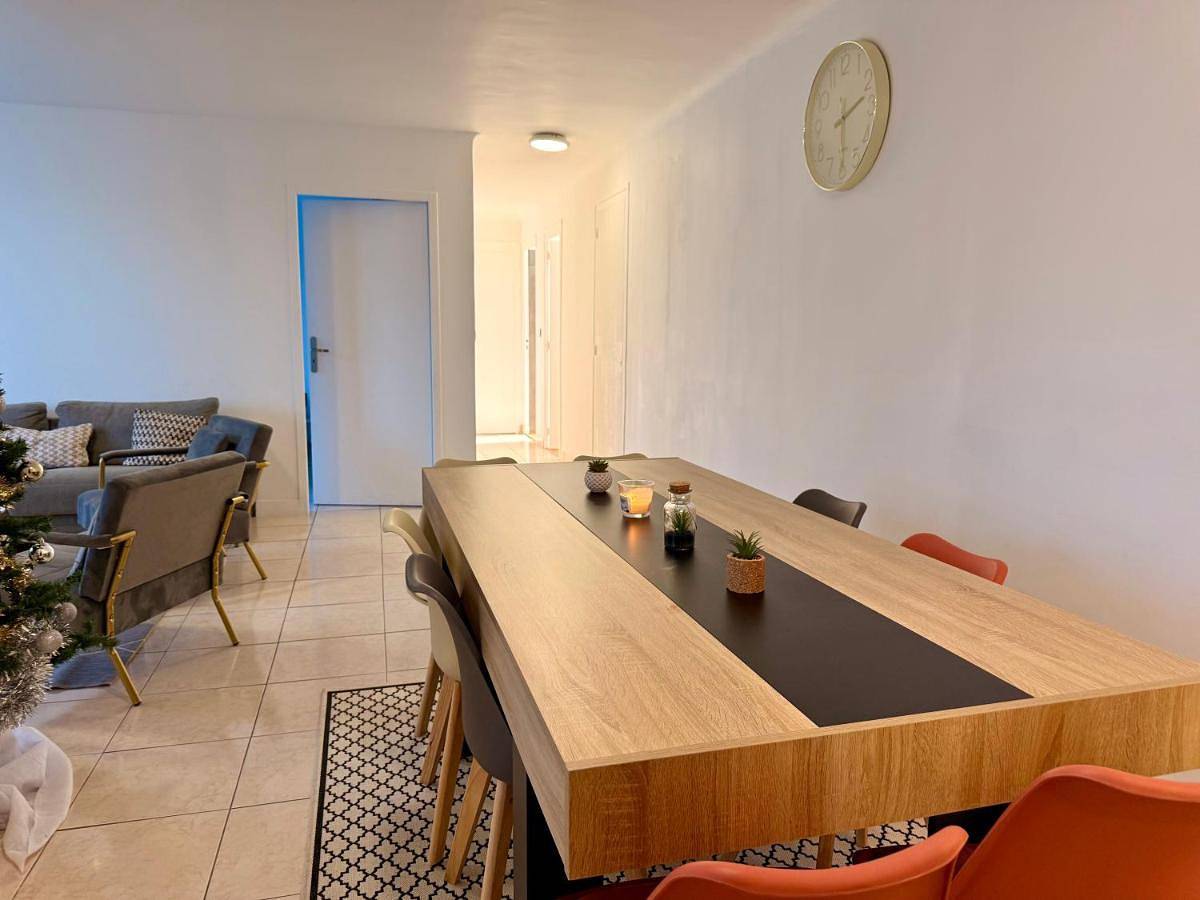 Appartement entier, Four-Bedroom Apartment in Saint-Herblain, Région de Nantes