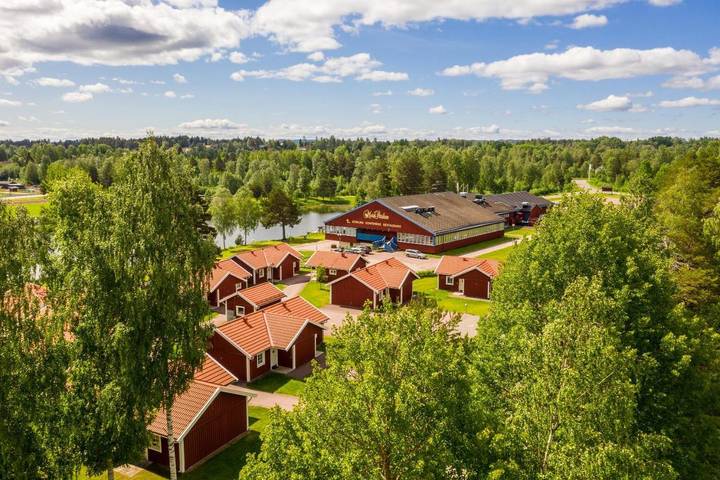 Ferienhaus für 4 Personen, mit Terrasse und Garten sowie Sauna und Seeblick in Mora