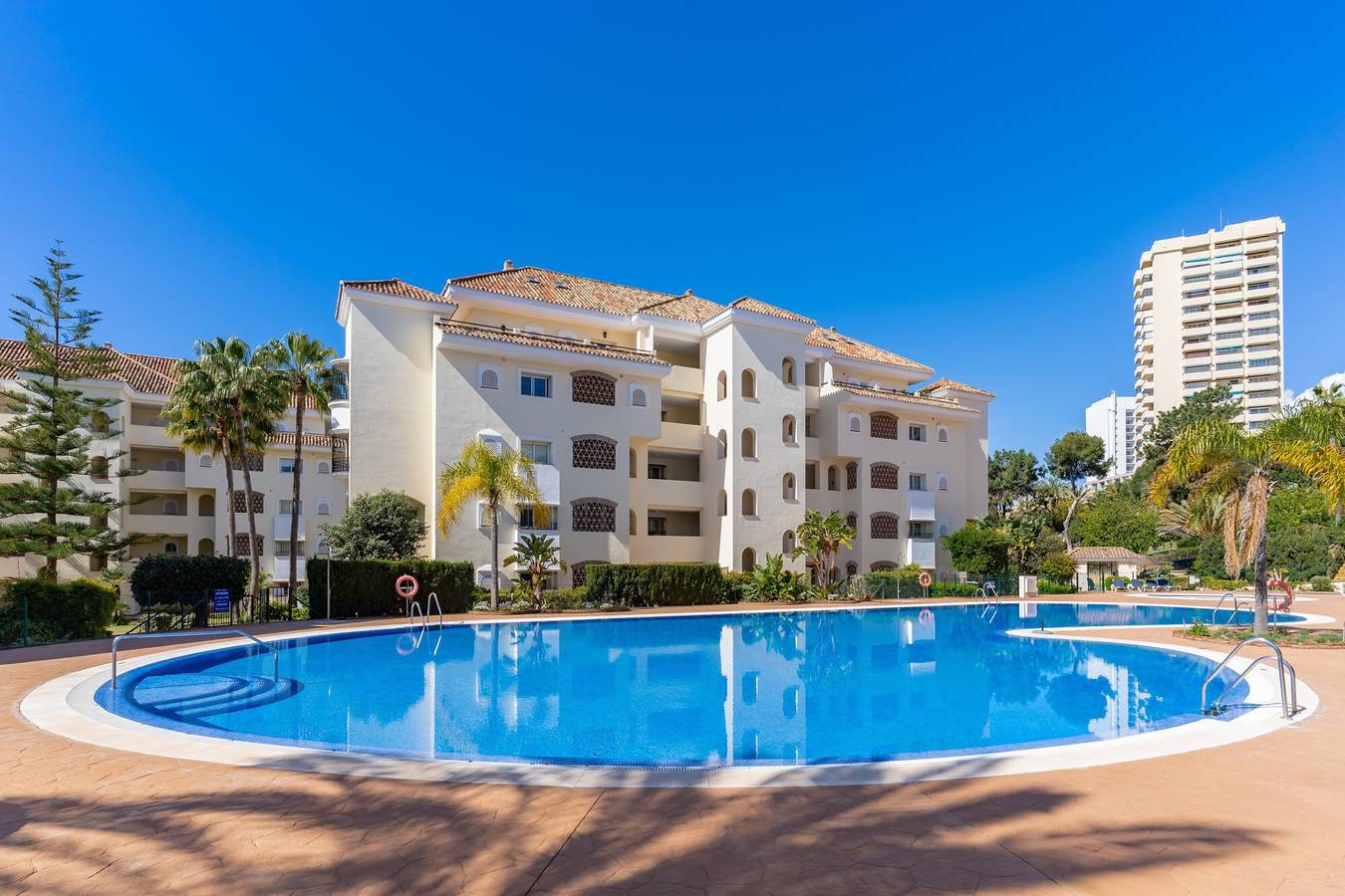 Ganze Wohnung, Ferienwohnung 'Hacienda Playa' mit Gemeinschaftspool, Wi-Fi und Klimaanlage in Marbella Ost, Marbella