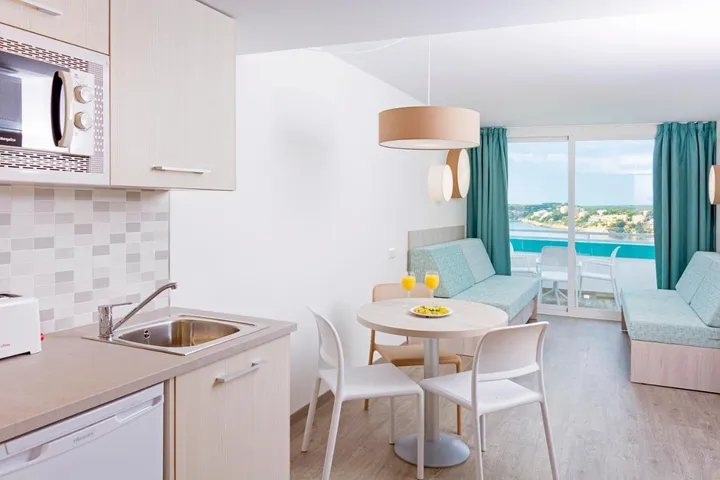Hotel para 2 personas, con piscina además de balcón y jacuzzi - 1