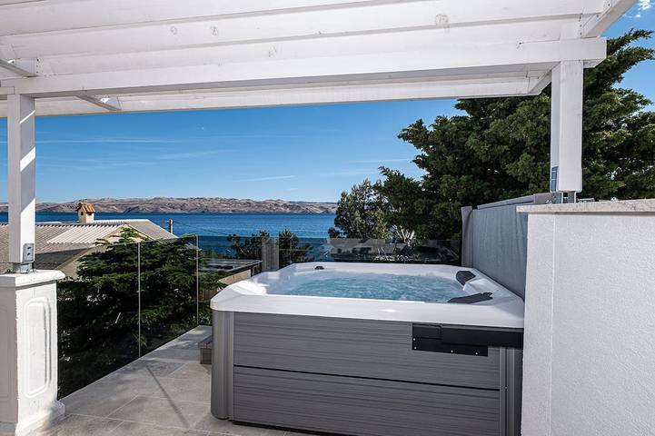 Ferienwohnung für 6 Personen, mit Garten und Whirlpool sowie Balkon