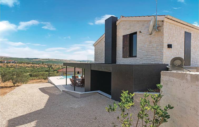 Urlaub am Meer: Gemütliche 2-Zimmer-Wohnung mit Pool und Terrasse, 1 km von der Küste entfernt in Šibenik-Knin