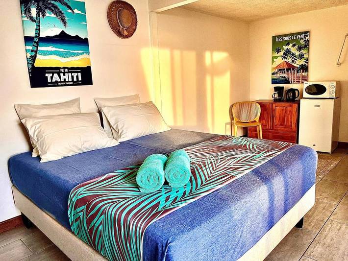 Location de vacances pour 3 personnes, avec terrasse et piscine ainsi que jardin et vue dans Pirae - 3