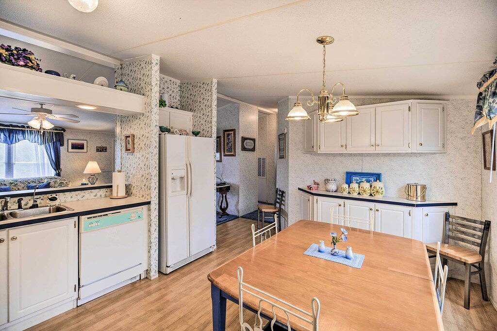 Serene Home: 2 Decks, 3 Mi to Blue Ridge Pkwy in Blue Ridge Parkway, Meadows of Dan