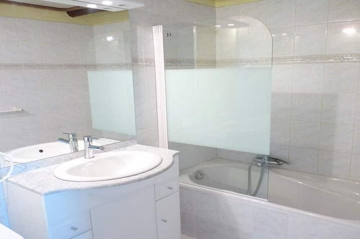 Gîte pour 2 personnes, avec jardin ainsi que terrasse et piscine à Bendejun - 4