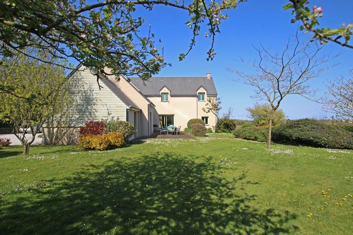 Gîte pour 12 personnes, avec terrasse et jardin