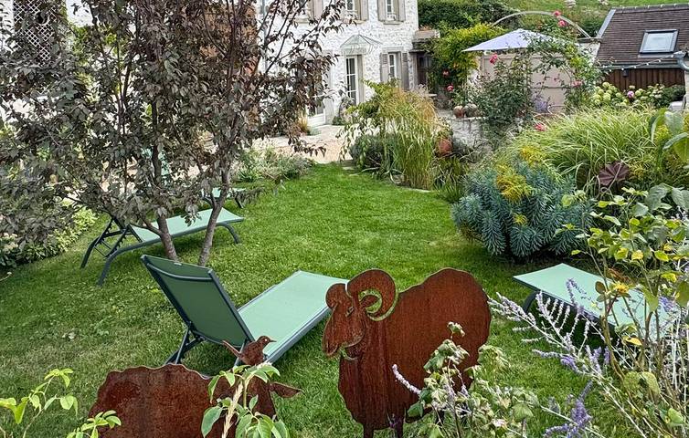 Acogedor apartamento a orillas del río en Vétheuil con WiFi y jardín in Vienne-en-Arthies, Parque natural regional del Vexin Francés