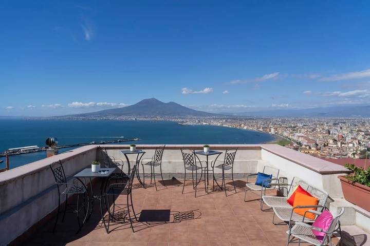 Appartement entier, Appartement 'La Corte' avec vue montagne, Wi-Fi et climatisation in Castellammare di Stabia, Sorrento Coast