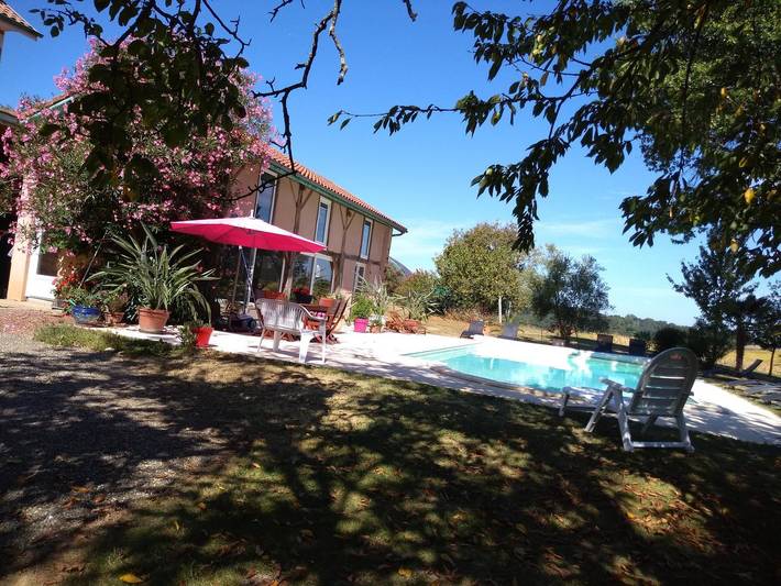 Gîte pour 6 personnes, avec Terrasse et Jardin ainsi que Piscine et Vue