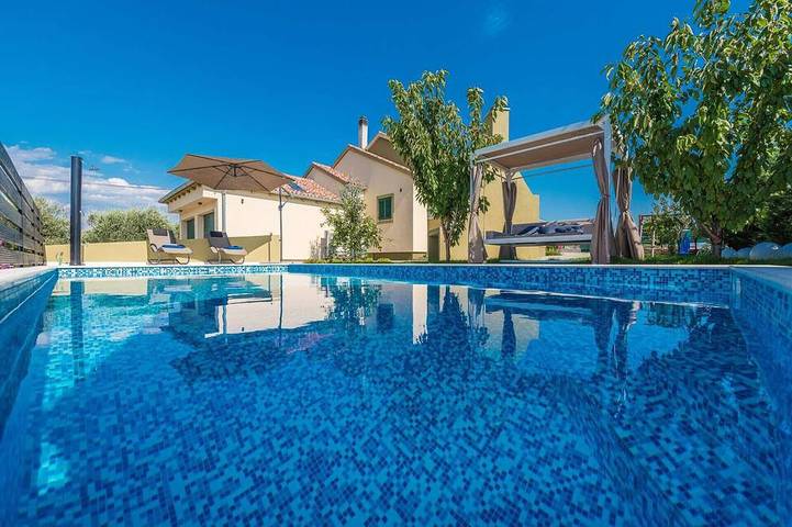 Ferienhaus für 10 Personen, mit Balkon und Sauna sowie Whirlpool und Garten