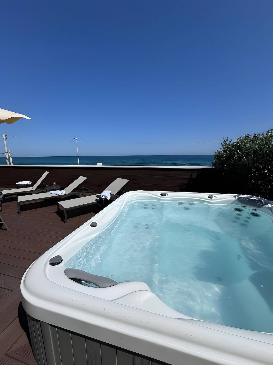 Entire apartment, 'Luxury Terrazza' Apartment with Sea View, Wi-Fi, and Air Conditioning in Torre Quetta, Bari