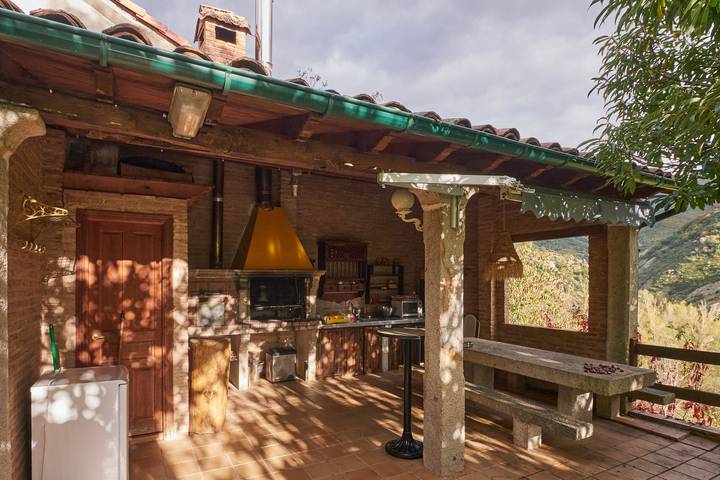 Casa Rural 'La Majada De Peñacorada Ii' with Mountain Views, Pool & Wi-Fi in Cistierna, Kantabriska Bergen