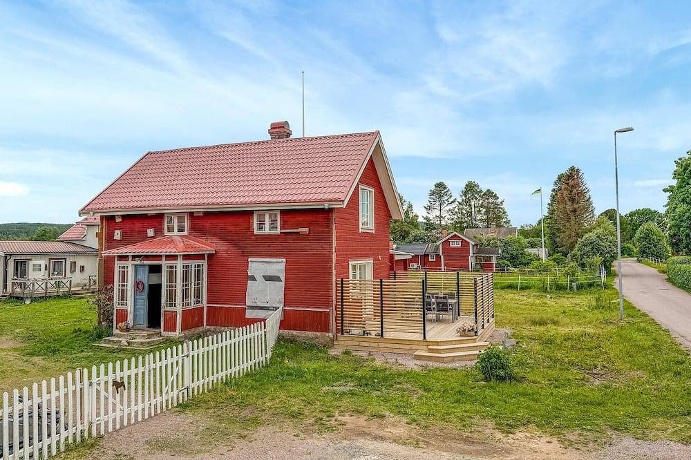 Gorgeous home in Djurås with Wifi in Dalarna