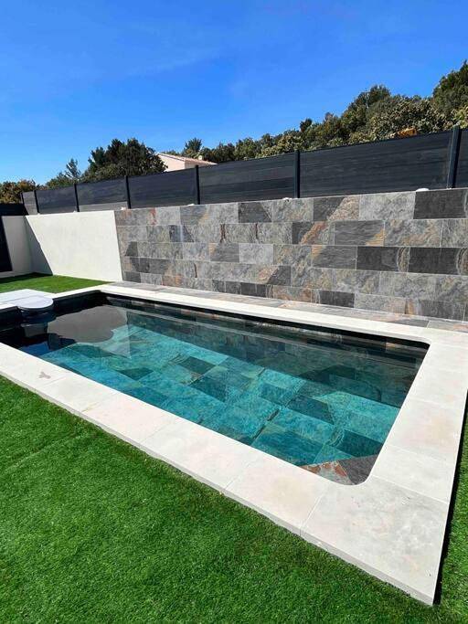 Maison de vacances pour 4 personnes, avec terrasse ainsi que piscine et jardin