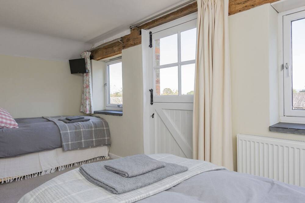 Granary at Hunt Court - sleeps 4 guests  in 2 bedrooms in Badgeworth, Gloucestershire