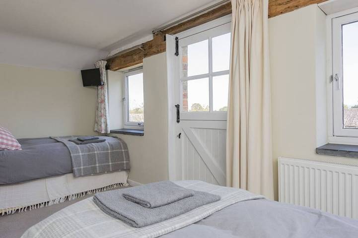 Granary at Hunt Court - sleeps 4 guests  in 2 bedrooms in Badgeworth, Gloucestershire