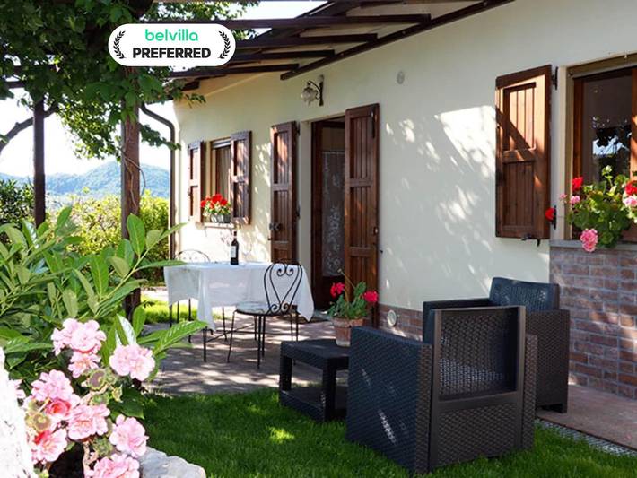 Agriturismo per 8 persone, con piscina e giardino, adatto a famiglie con bambini in Umbria