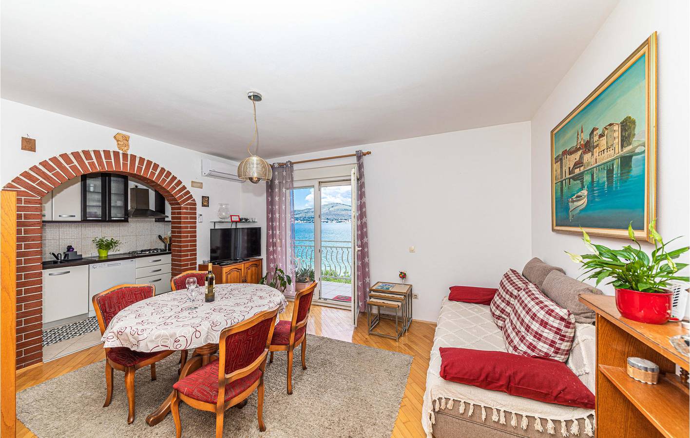 Ganze Ferienwohnung, Ferienwohnung für 6 Personen mit Terrasse in Okrug Gornji, Ciovo
