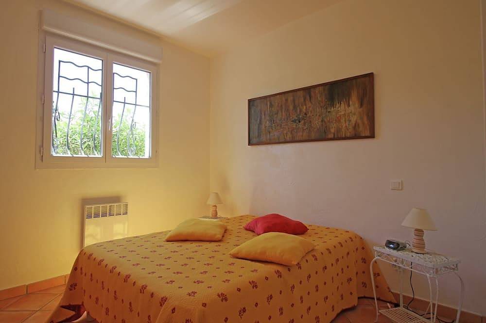 Villa in Bagnols near Sea with Pool in Bagnols-en-Forêt, Draguignan region