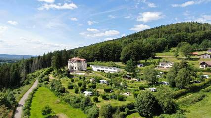 Gîte pour 4 personnes, avec vue ainsi que jardin et piscine à Granges-sur-Vologne