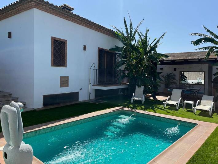 Casa para 8 personas, con piscina además de jardín y jacuzzi en Jerez de la Frontera
