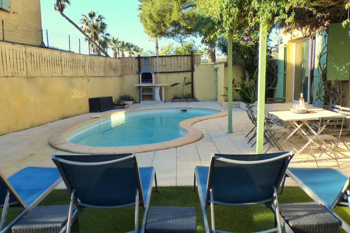 Maison de vacances pour 12 personnes, avec piscine ainsi que balcon et jardin, adapté aux familles à Sanary-sur-Mer