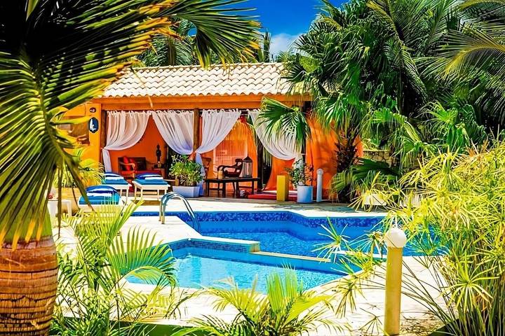 Pousadas para 3 pessoas, com piscina e jacuzzi e ainda jardim and sauna em Praia da Ferradura