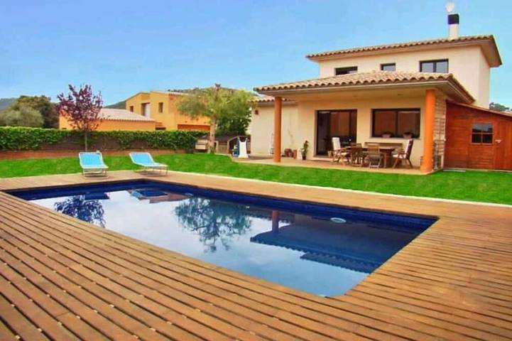 Location de vacances pour 6 personnes, avec jardin à Vall-llobrega