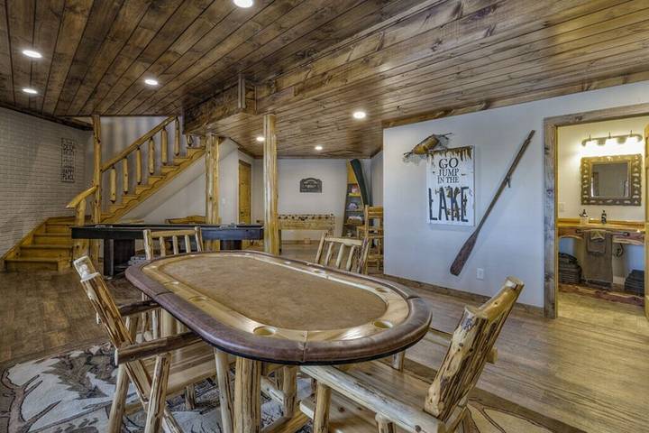 Vacation rental for 32 people, with yard in Table Rock Lake