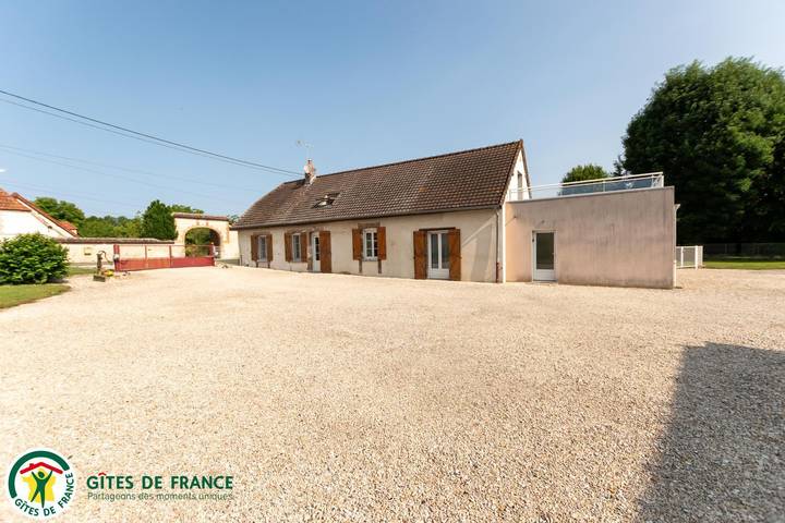 Gîte pour 8 personnes, avec Terrasse et Jardin ainsi que Piscine et Vue dans Plancy-l'Abbaye