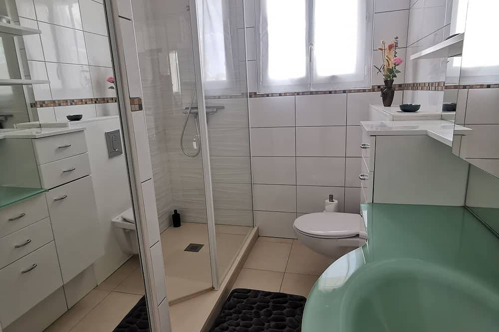 Entire apartment, Furnished 2-bedroom apartment \"Le Nid des maures\", shared pool and jacuzzi in Le Cannet-des-Maures, Draguignan region