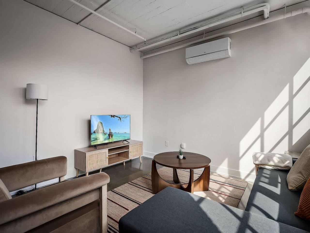 Entire apartment, Cozysuites Nlg with pool  bowling alley  sauna  33 in Minneapolis, Twin Cities