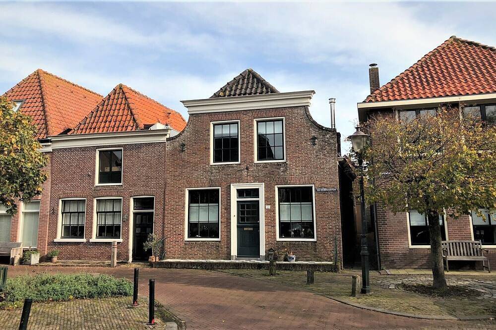 Vangogh House Medemblik, historic vacation home in old town, with fireplace in Medemblik, Ijsselmeer