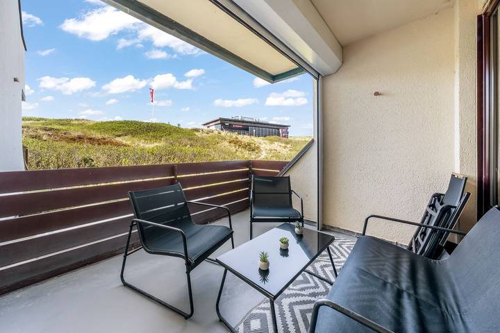 Ganze Wohnung, Frisch renovierte Ferienwohnung in direkter Strandlage mit Westbalkon in Strand Hörnum, Hörnum