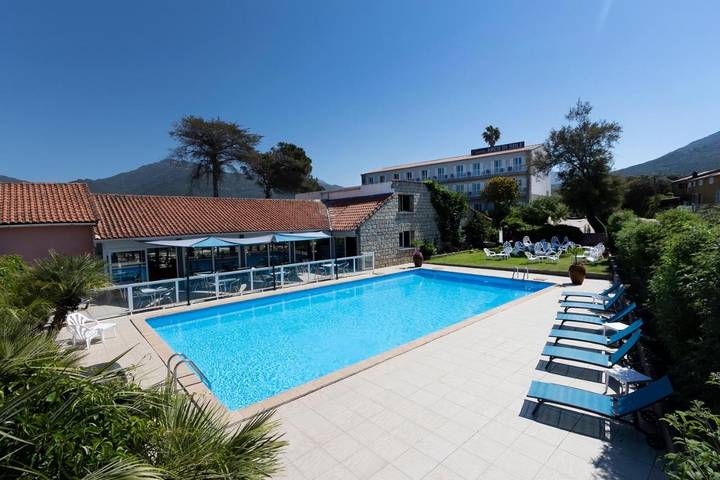 Hôtel pour 2 personnes, avec Terrasse ainsi que Jardin et Piscine