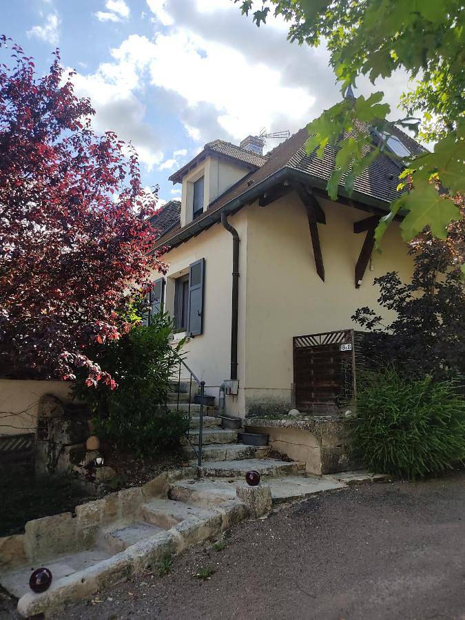 Location de vacances pour 2 personnes, avec Terrasse ainsi que Jardin et Piscine à Châtillon-sur-Seine